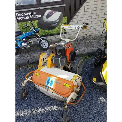 Débrousailleuse à fléaux conducteur marchant